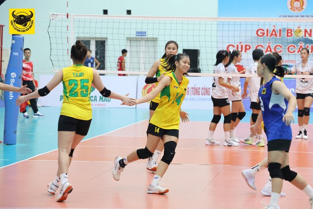 Đàn em Thanh Thúy thất thủ trước các cô…