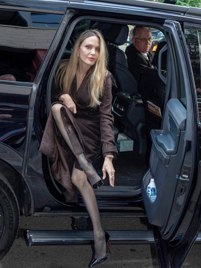 Angelina Jolie tái hiện màn khoe chân d…