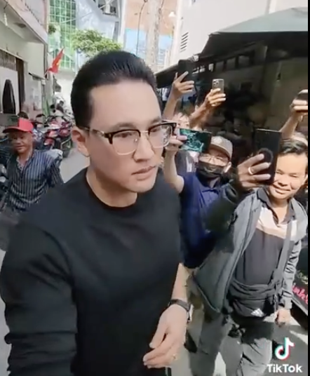 Bị TikToker chĩa máy vào mặt quay phim,…