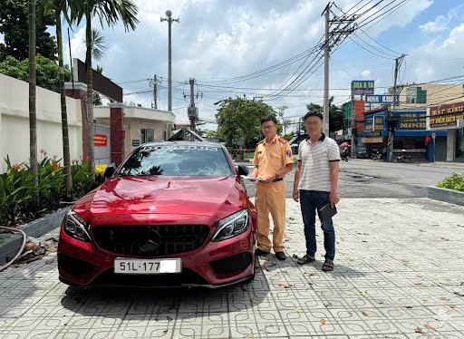 CSGT TP.HCM phạt tài xế ô tô chuyển làn…