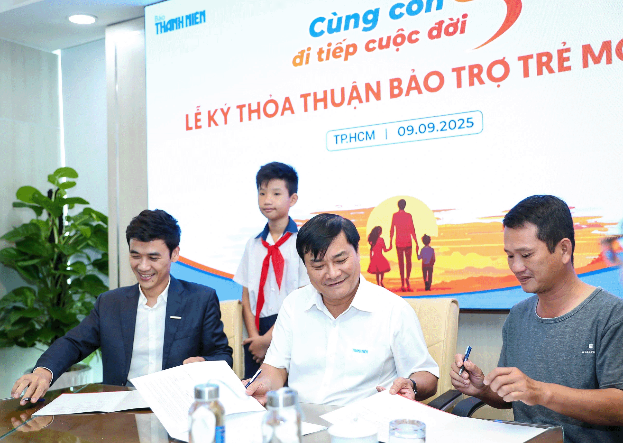‘Cùng con đi tiếp cuộc đời’: …