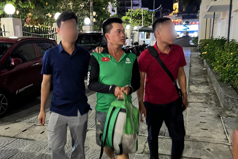 Dùng nải chuối, nhánh cau vàng giả lừa …