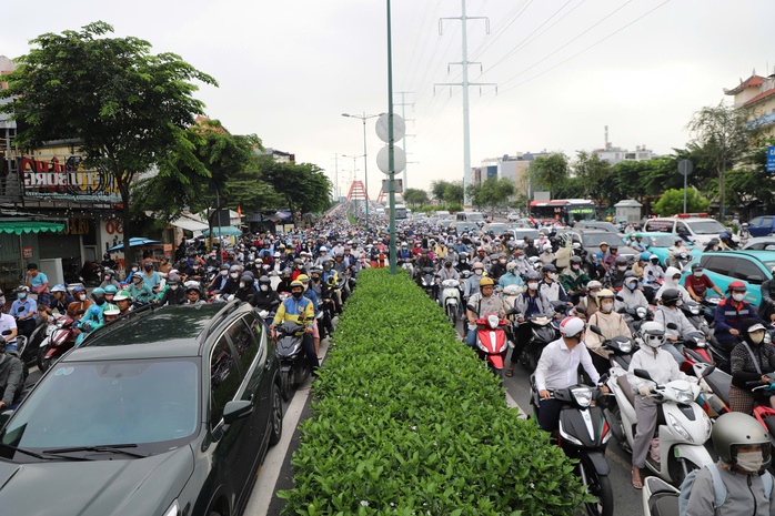 Gỡ ùn tắc cầu Bình Triệu: Phân luồng, k…