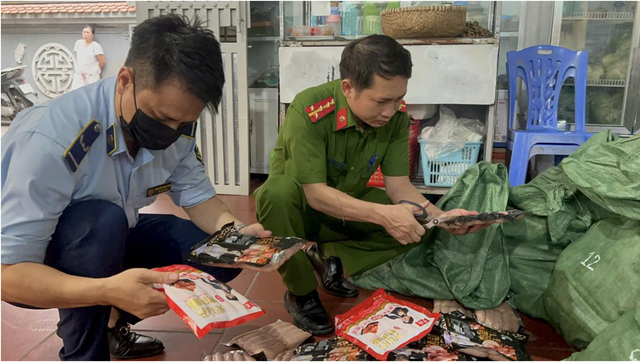 Hà Nội: Thu giữ gần 1 tấn xúc xích, lạp…