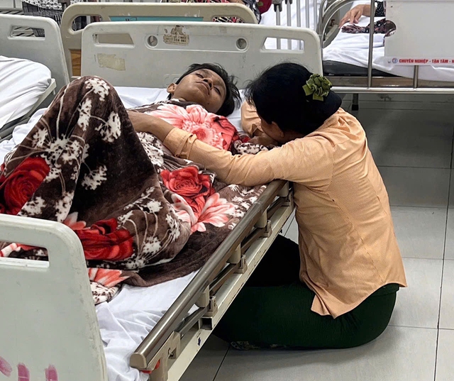 Lá lành đùm lá rách: Vừa nhận bằng bác …