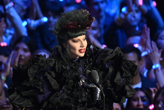 Lady Gaga vượt Taylor Swift giành giải …
