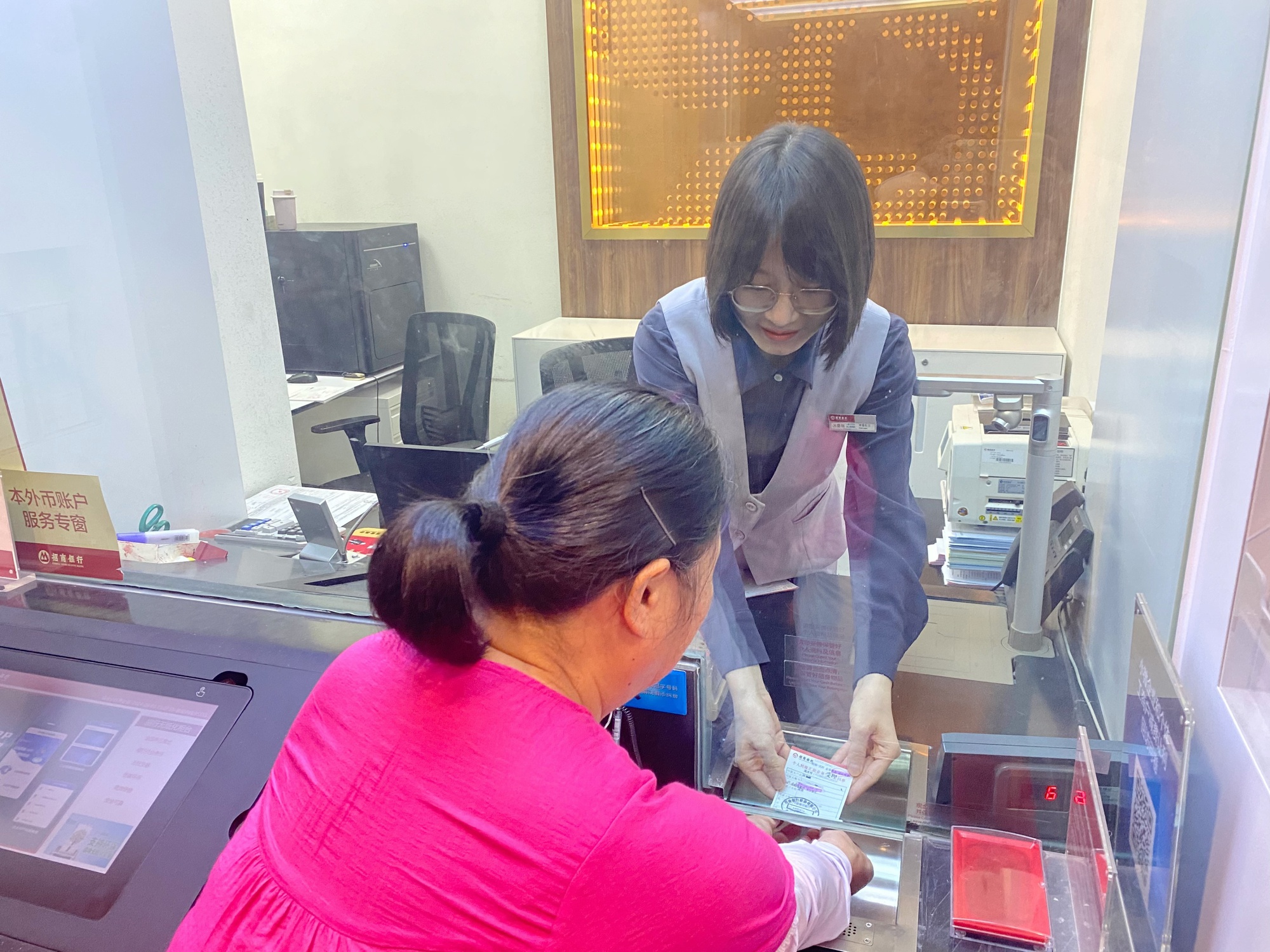 Mẹ chồng yêu cầu chuyển khoản 900 triệu…