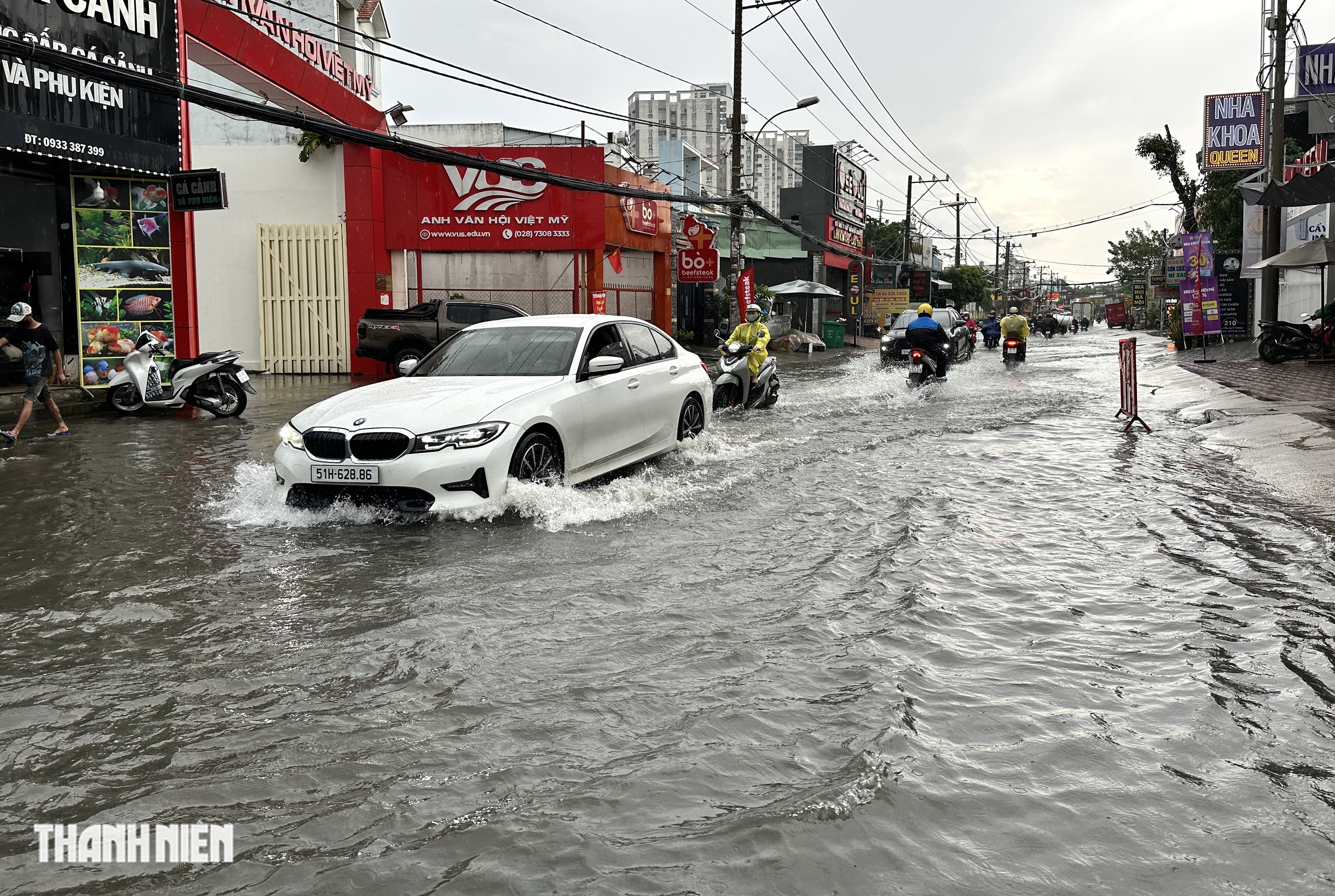 Mưa lớn giữa trưa ở TP.HCM, đường Nguyễ…