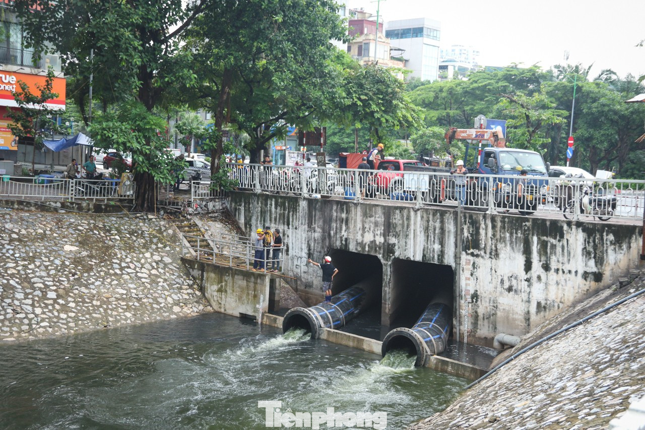 Người dân hồ hởi vợt cá sau khi sông Tô…