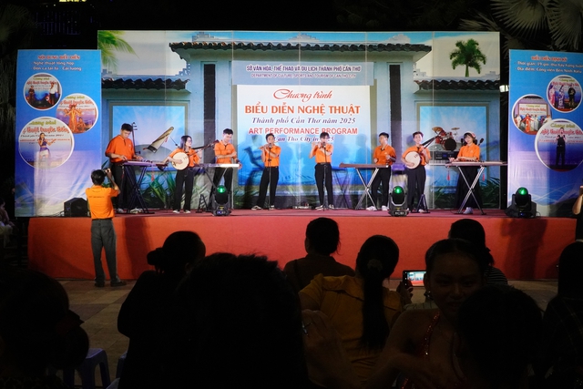 Sinh viên Cần Thơ mang sáo, đ…