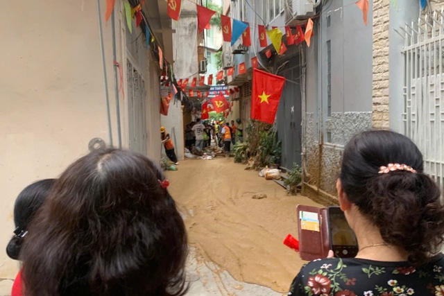 'Suối bùn' lại phun trào lên từ hầm ngầ…