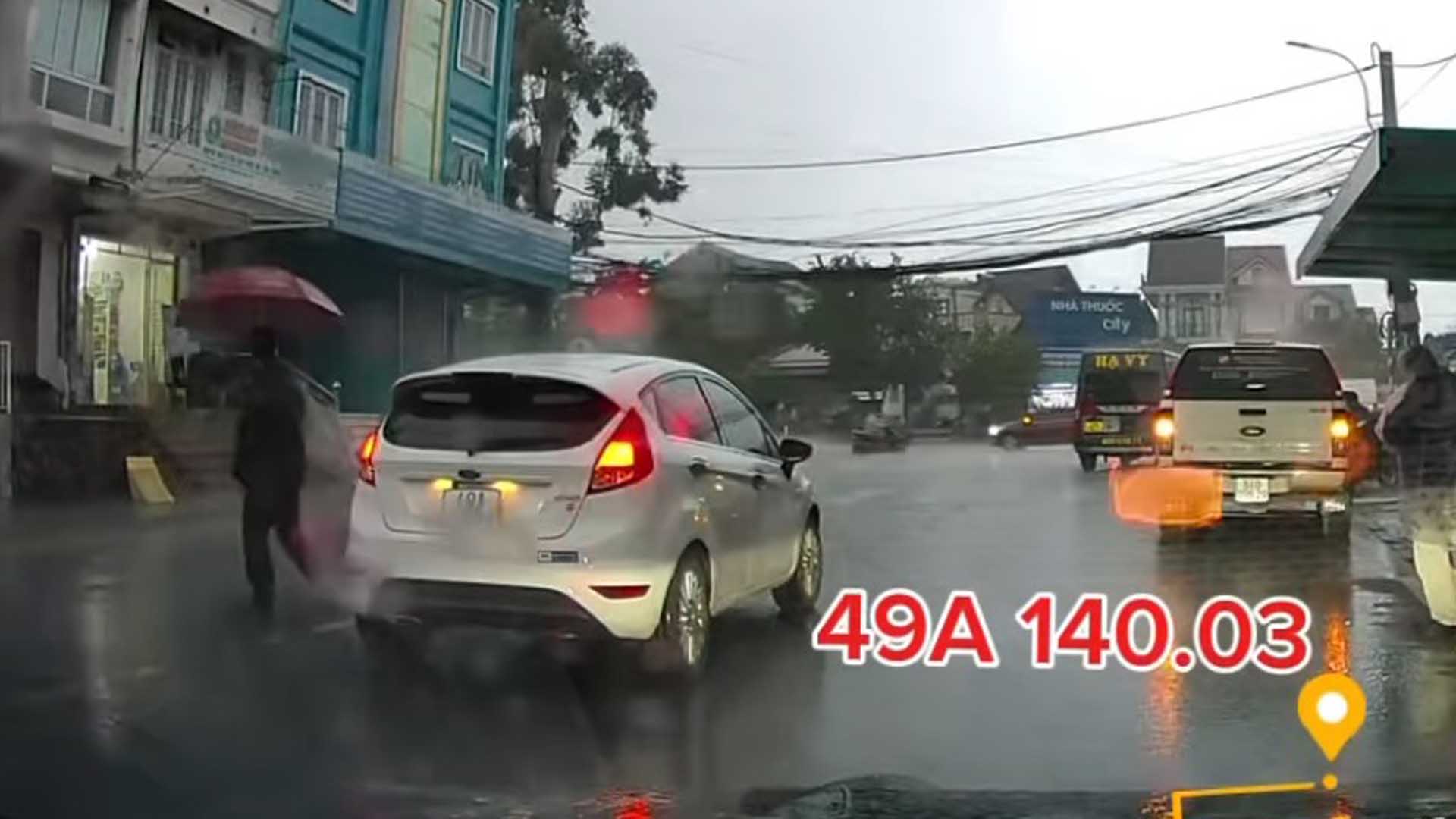 Tài xế đỗ ô tô giữa đường lúc trời mưa,…