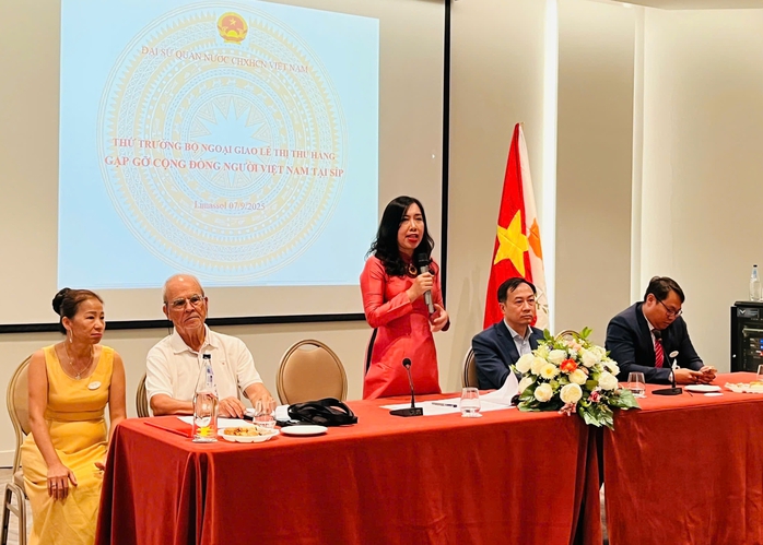 Thứ trưởng Ngoại giao thăm cửa hàng của…