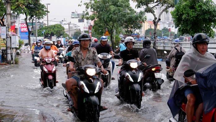TP HCM: Người dân "bì bõm" qu…