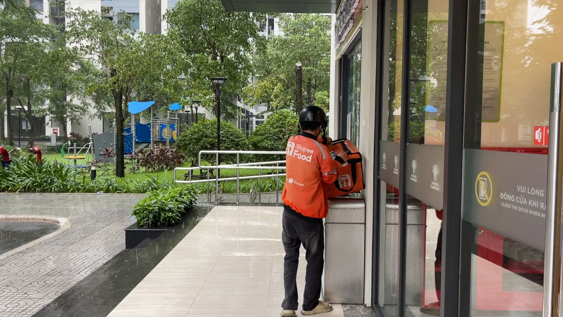 TP.HCM mưa lớn diện rộng đầu giờ chiều,…