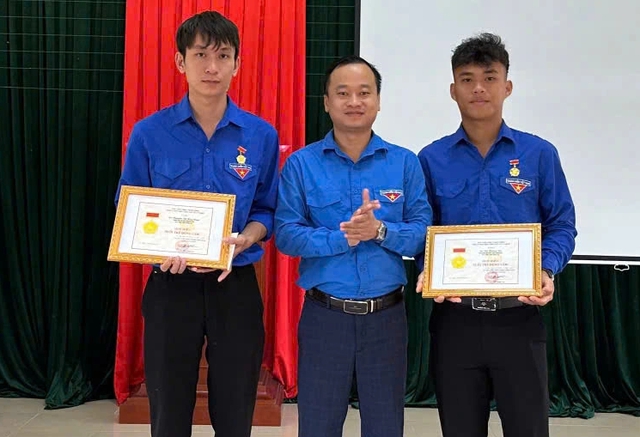 Trao huy hiệu 'Tuổi trẻ dũng cảm' cho 2…