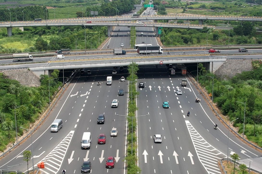 Xử phạt tài xế ô tô tải đi sai làn trên…